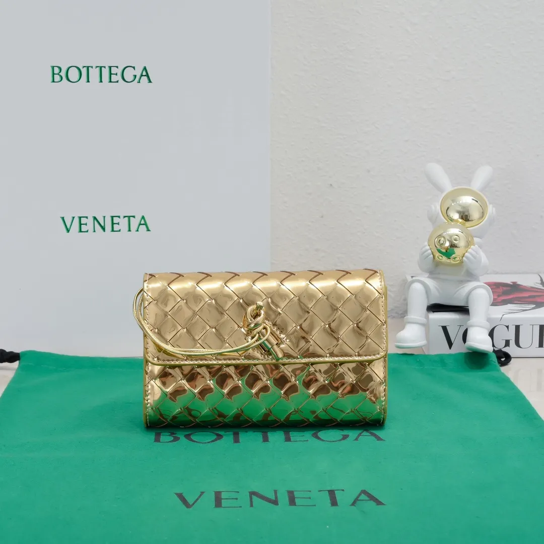 Batch 1160 BV Andiamo clutch wallet is super high-end🤎🤎How come the long clutch bag is so exquisite~ The braided style bag surface paired with all-copper hardware is really warm and high-end. The bag body is super light and can be grabbed easily! It can store a lot of small items and large mobile phones ~ very practical for daily use. Style number: 1504 Size: 19*11.5*3